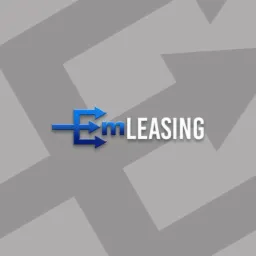 Logo firmy leasingowej z trzema niebieskimi strzałkami skierowanymi w prawo i napisem 'mLEASING' na szarym tle z subtelnymi strzałkami.