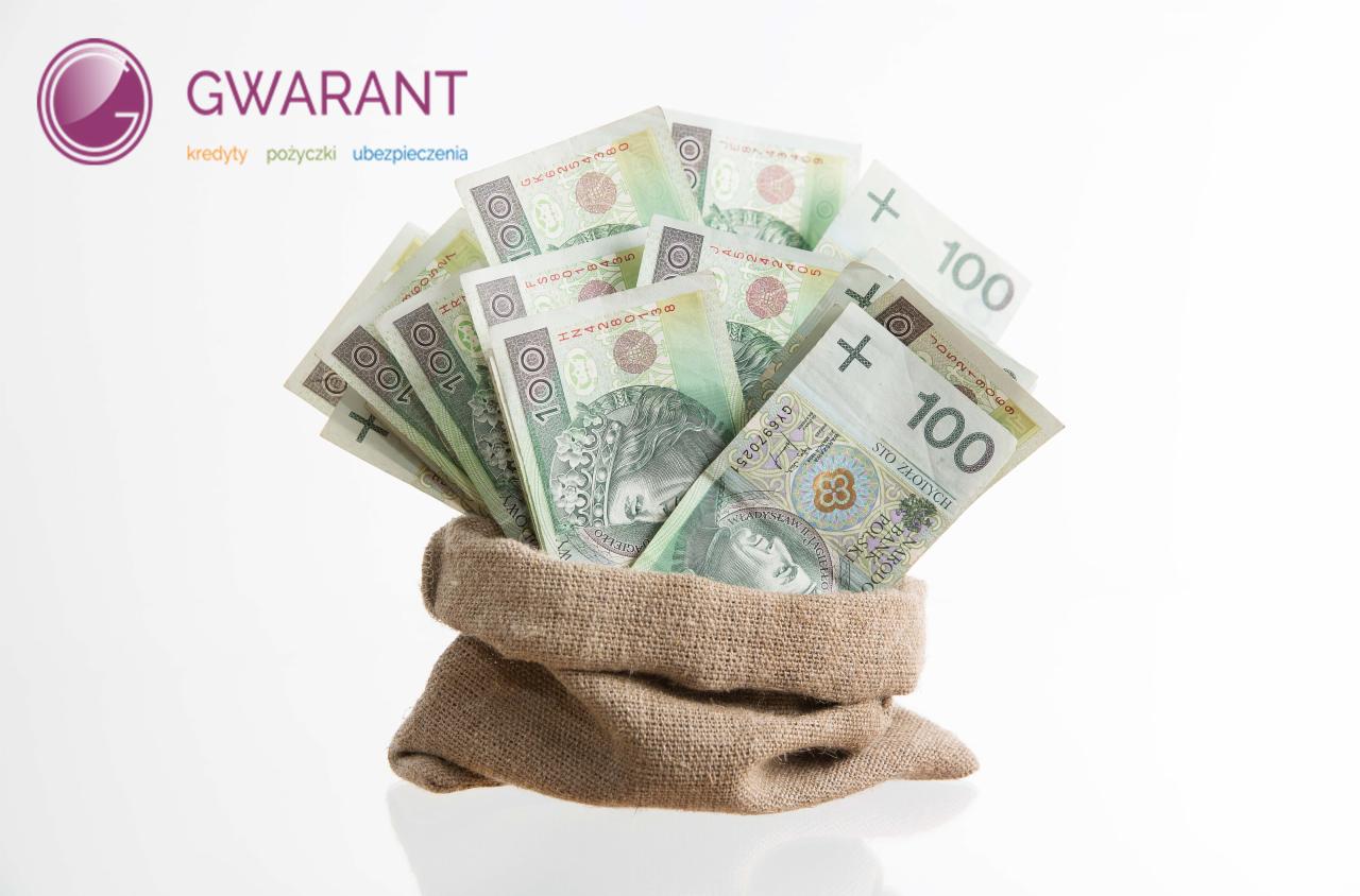 Worek jutowy wypełniony banknotami 100 zł na białym tle, logo firmy finansowej w lewym górnym rogu.