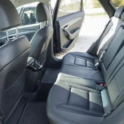 wygodne siedzenia, dużo miejsca na nogi