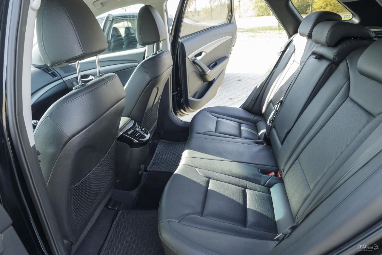 wygodne siedzenia, dużo miejsca na nogi