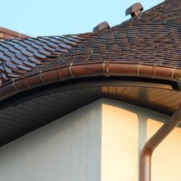 Piękna dachówka karpiówka na falistym dachu. Dachówka, podbitka i rynny w jednym kolorze. Karpiówka została ułożona w "łuskę" - to najpiękniejszy sposób układania karpiówki