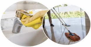 Błyszcząca bateria umywalkowa czyszczona żółtą ściereczką oraz mop płaski na lśniącej podłodze w tle z zielenią.