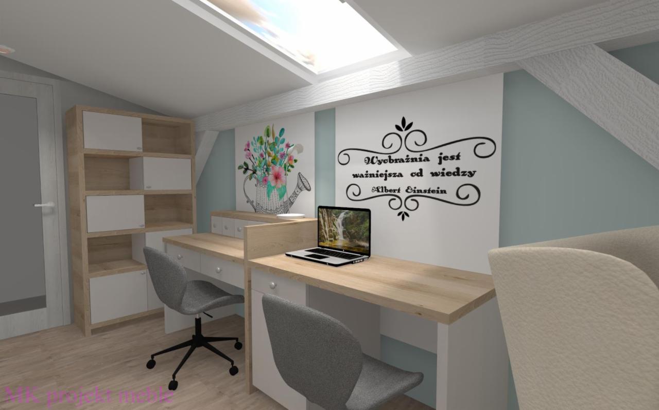 Wizualizacja pokoju dziecięcego na poddaszu ze skośnym sufitem i oknem dachowym, z biurkami z jasnego drewna, szarą tapicerowaną krzesłem obrotowym, regałem z półkami i naklejkami ściennymi...