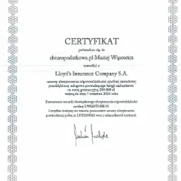 Skan certyfikatu ubezpieczenia odpowiedzialności cywilnej zawodowej dla firmy ebiuropodatkowe.pl Maciej Wąsowicz, wystawionego przez Lloyd's Insurance Company S.A., z podpisem i ozdobną ramką.