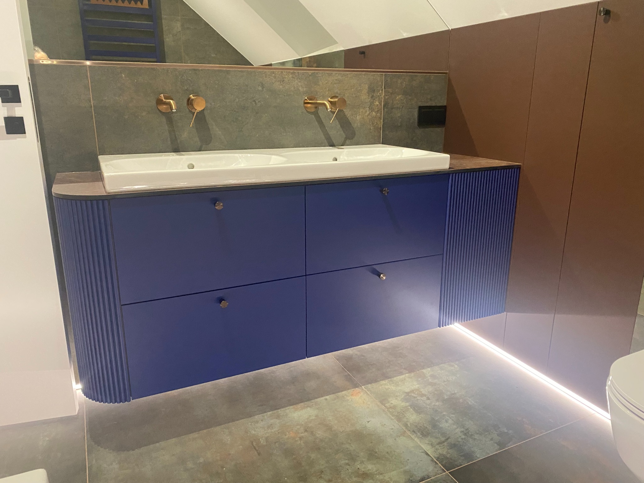 Szafka umywalkowa z giętym ryflowanym frontem