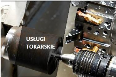 Detal obróbki metalu na tokarce CNC, widoczne wióry i chłodziwo, uchwyt narzędziowy z zamocowanym narzędziem skrawającym.