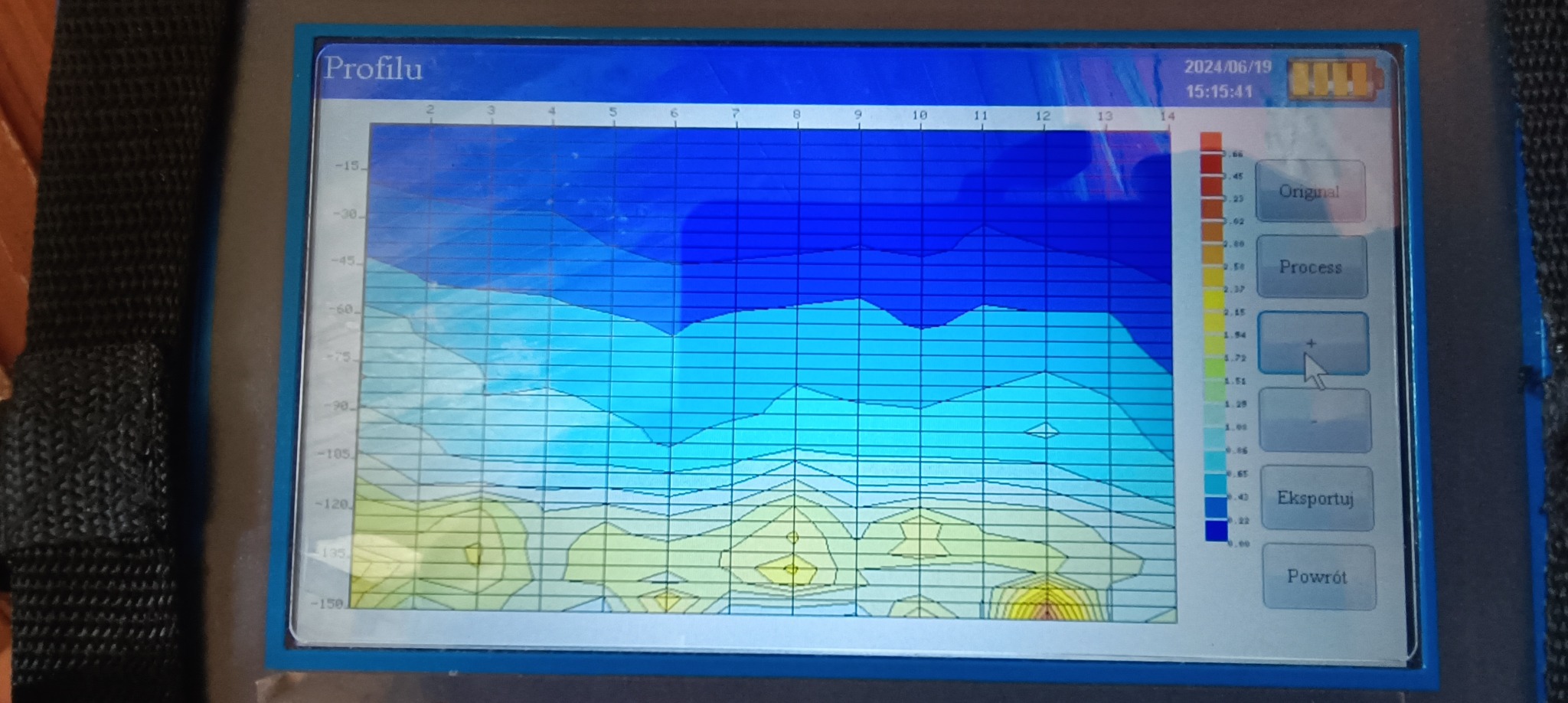 Ekran urządzenia z profilem gruntu pokazującym warstwy wodonośne i ich głębokość, używany podczas wiercenia studni.