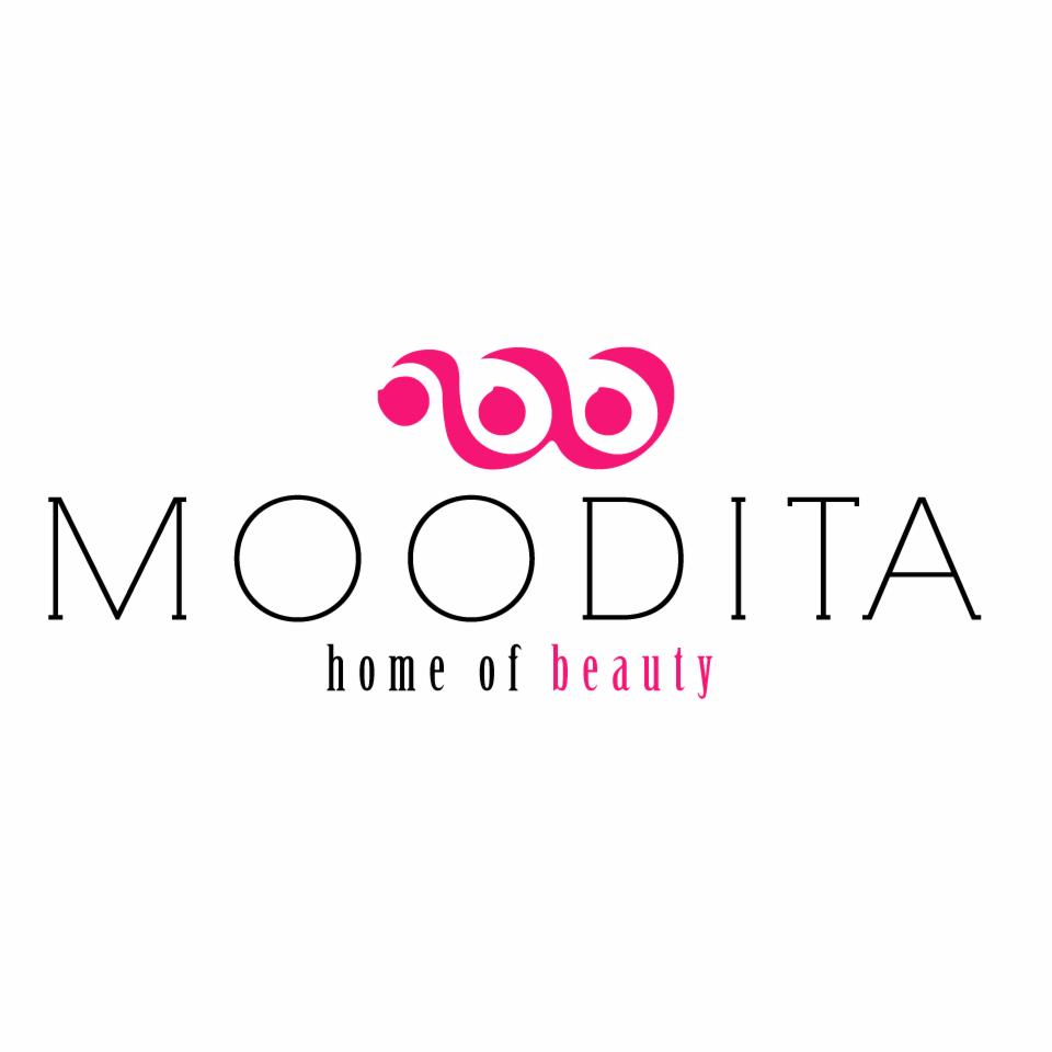 Logo firmy Moodita, home of beauty, z abstrakcyjnym symbolem w kolorze fuksji nad nazwą.