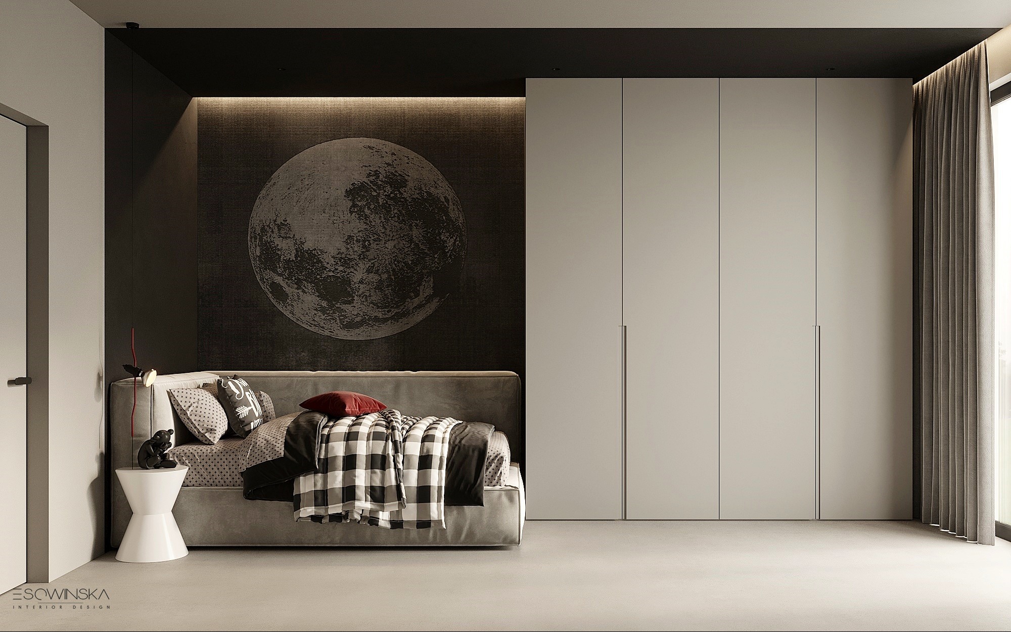 Nowoczesna sypialnia z łóżkiem, szafą w zabudowie i tapetą z motywem księżyca, oświetlona listwą LED za wezgłowiem, z czarną figurką na stoliku nocnym.