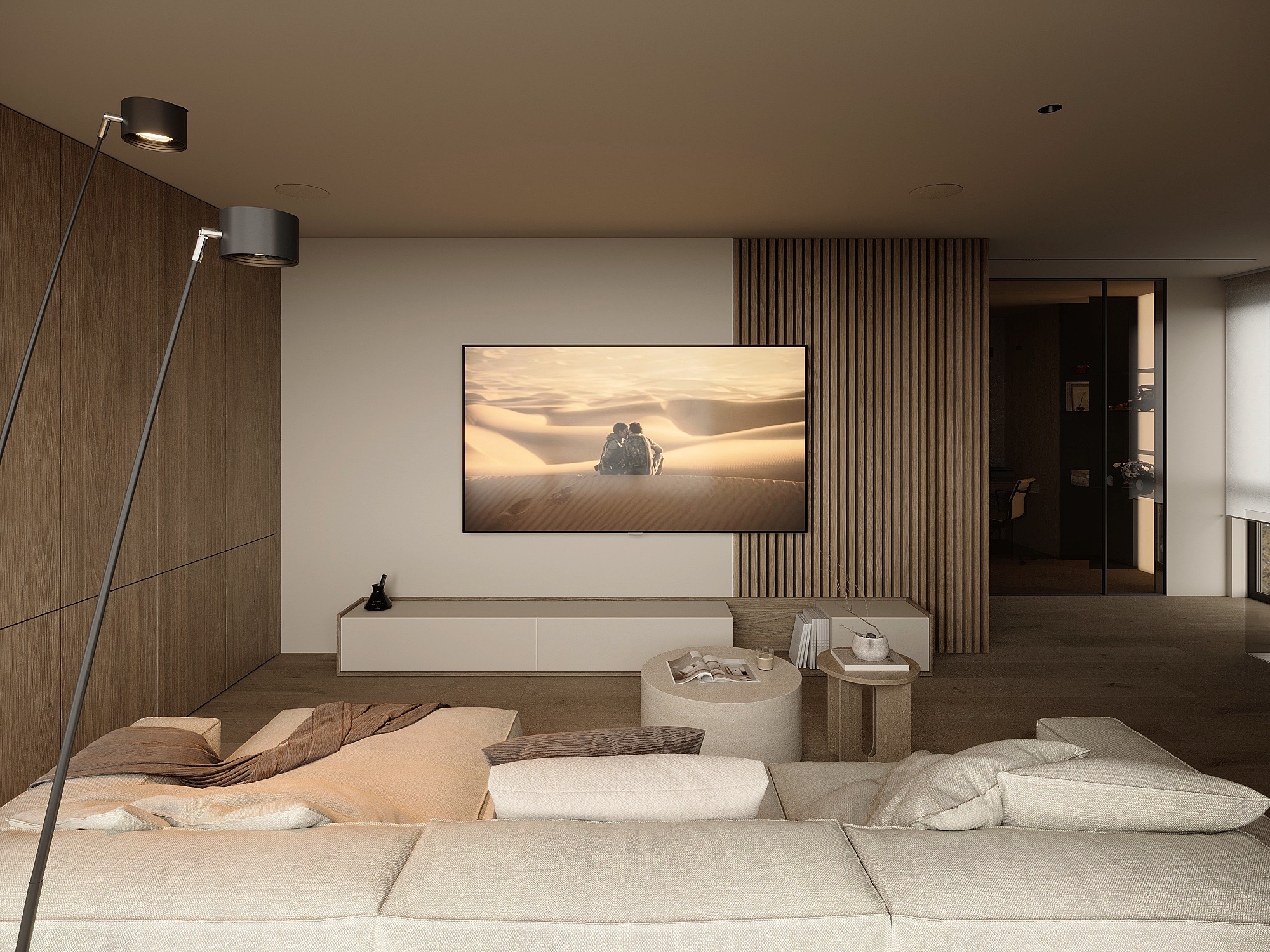 Nowoczesny salon z beżową sofą modułową, drewnianą ścianą i dużym telewizorem z pustynnym krajobrazem. Minimalistyczny design, ciepłe oświetlenie, lampa podłogowa.