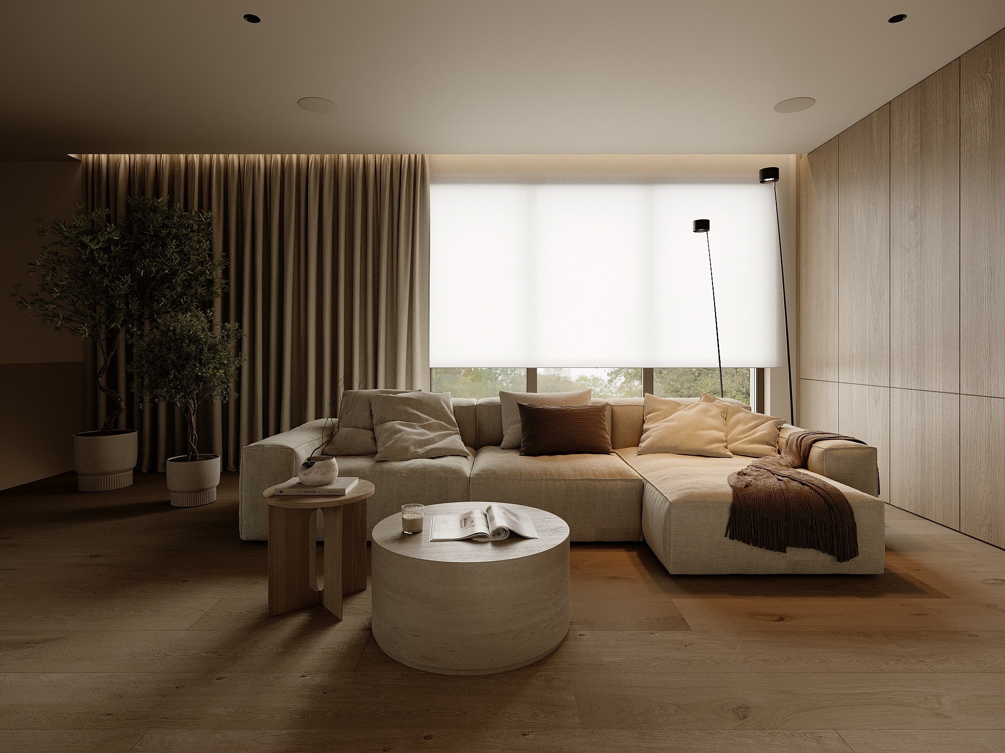 Jasny salon z narożną sofą, okrągłym stolikiem kawowym i drewnianą podłogą. Minimalistyczny design z roślinami doniczkowymi i zasłonami w tle.