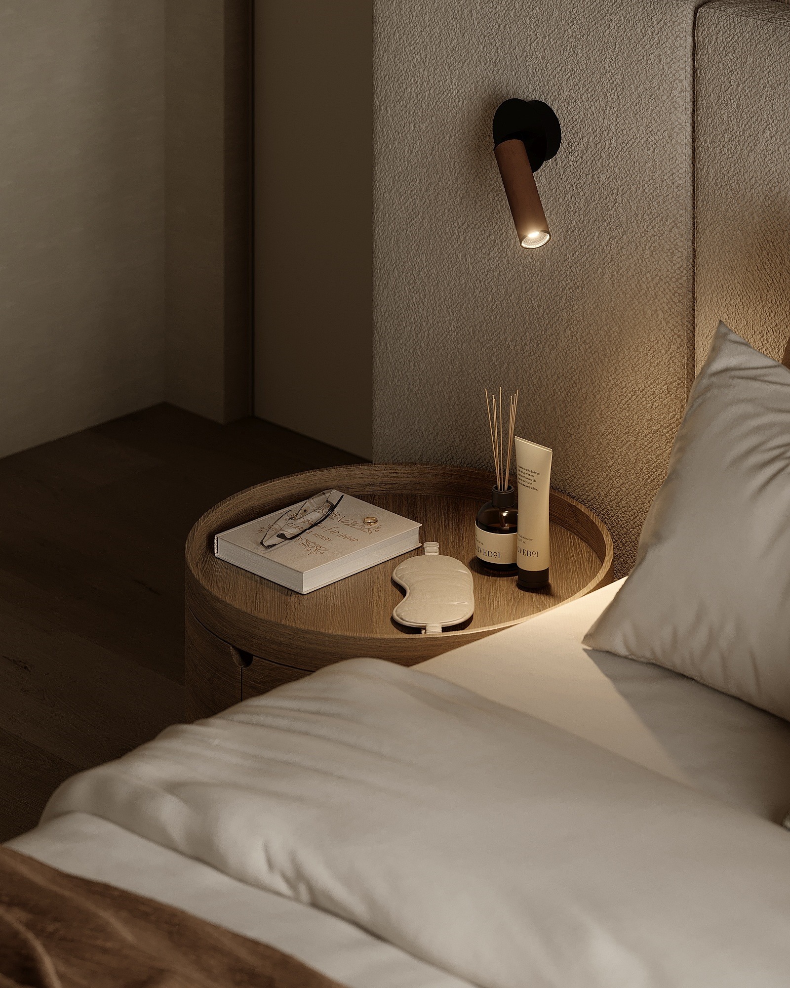 Stylowa szafka nocna z książką, maską do spania i kosmetykami pod ciepłym światłem lampki. Minimalistyczny design sypialni w neutralnych barwach.