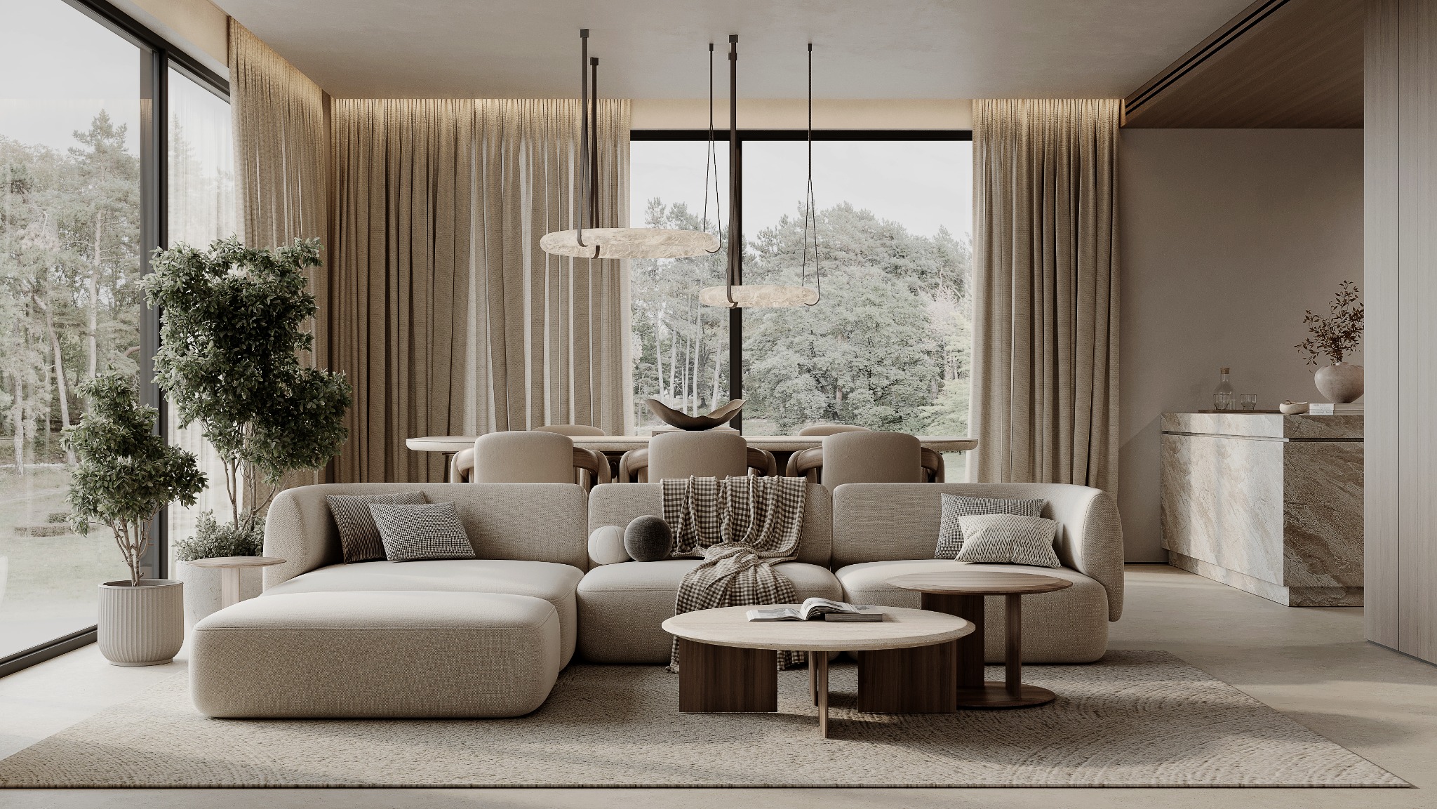 Beżowe wnętrze: sofa modułowa, okrągłe stoliki kawowe, stół z krzesłami w tle, duże okno z widokiem na zieleń. Minimalistyczne lampy wiszące i zasłony.