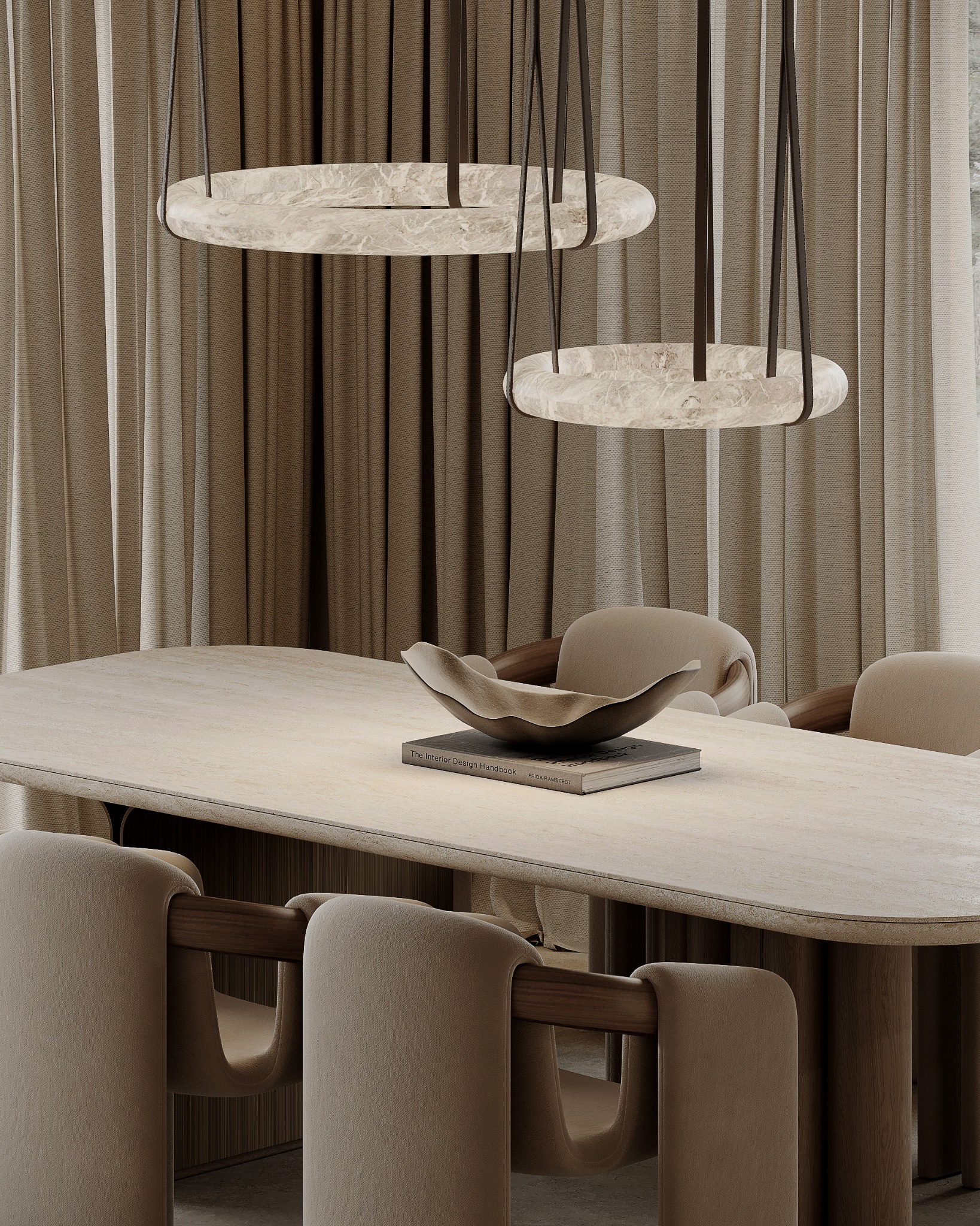 Beżowa jadalnia: stół z kamiennym blatem, krzesła z drewnianymi elementami i marmurowe lampy wiszące. Na stole książka i dekoracyjna misa. Stonowana kolorystyka.