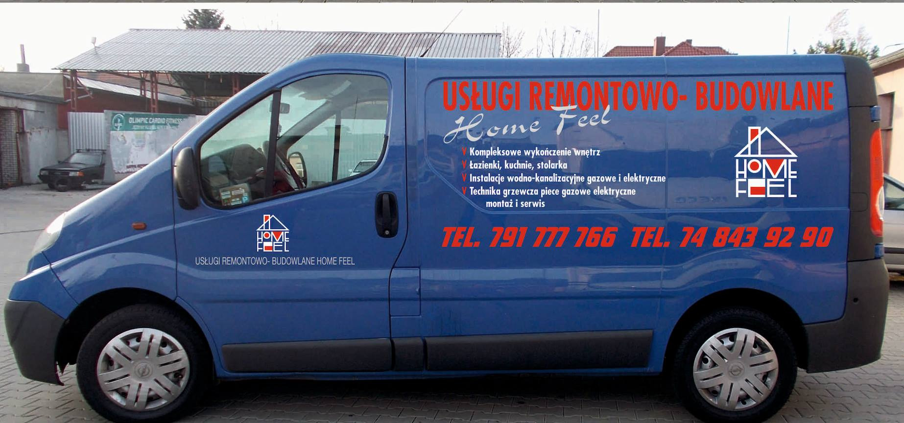 Niebieski samochód dostawczy z reklamą usług remontowo-budowlanych Home Feel, zawierającą logo, zakres usług (wykończenia wnętrz, instalacje) i numery telefonów, zaparkowany na zewnątrz.