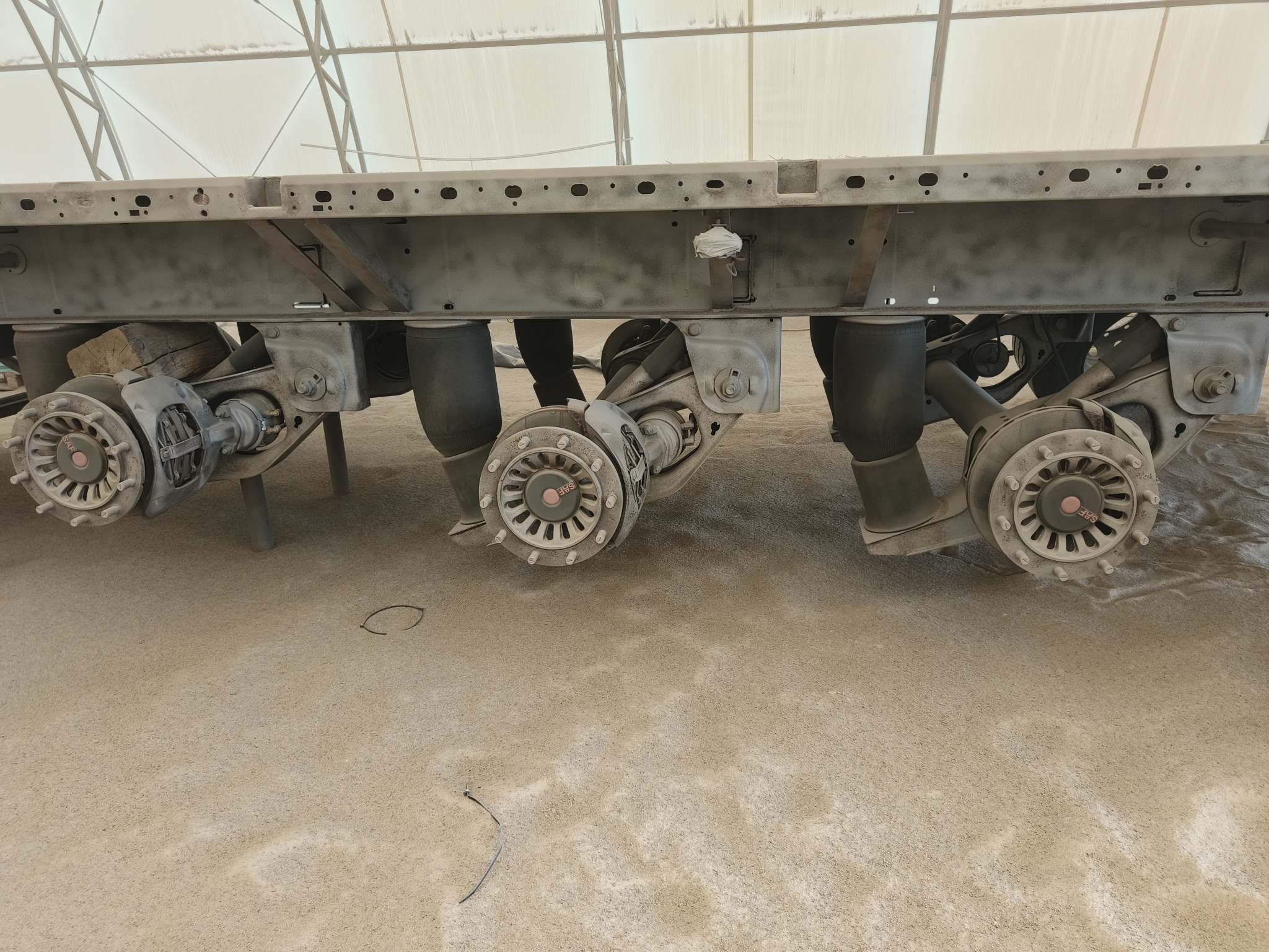 Rama naczepy samochodowej po oczyszczeniu w Sośnie, widoczne elementy zawieszenia i ślady po procesie.