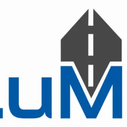 Niebieskie logo firmy z nazwą LuMa, nad literą M symbol drogi z szarym asfaltem i białym pasem.