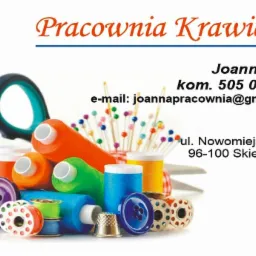 Wizytówka pracowni krawieckiej z kolorowymi nićmi, guzikami, naparstkiem i nożyczkami na białym tle, prezentująca dane kontaktowe.