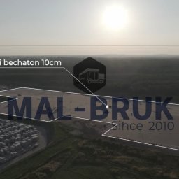 Mal-Bruk - Widok z drona na plac budowy z kostką behaton 10cm, zarys terenu i logo firmy MAL-BRUK 'Since 2010', w tle las.