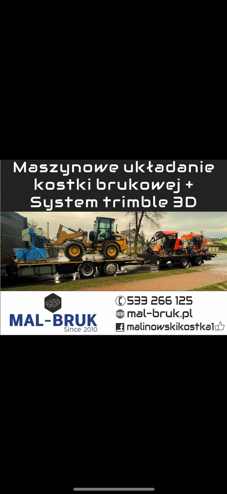 Ciężarówka z platformą transportującą sprzęt budowlany, w tym żółtą ładowarkę CAT i inne mniejsze maszyny, z logo firmy MAL-BRUK widocznym na dole.