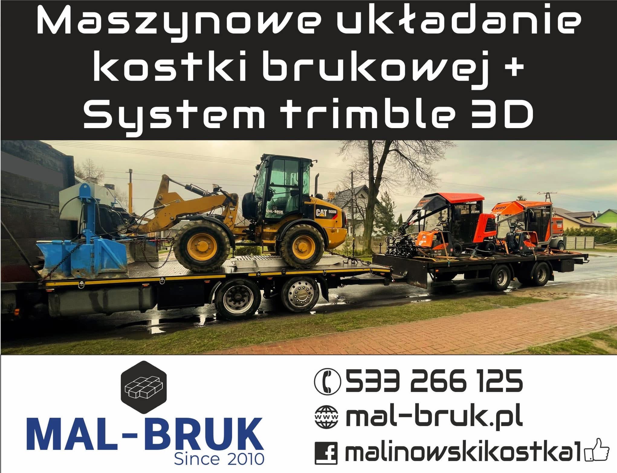 Dwa zestawy maszyn do układania kostki brukowej, w tym żółta ładowarka CAT 908M i pomarańczowe maszyny H99, transportowane na lawecie. Widoczne logo firmy MAL-BRUK.