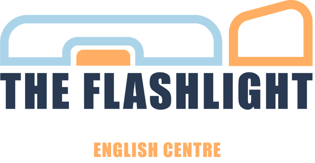Logo szkoły językowej The Flashlight English Centre z graficznym symbolem przypominającym latarkę w kolorach niebieskim i pomarańczowym.