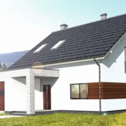 Wizualizacja nowoczesnego, białego domu jednorodzinnego z garażem i drewnianymi akcentami elewacyjnymi, na tle zielonego wzgórza i lasu.