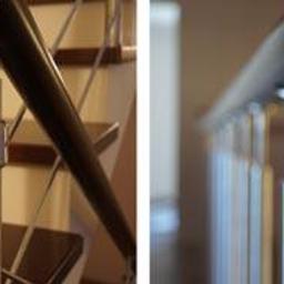 Zig zak elementy nierdzewne - Szczegółowe ujęcie schodów z drewnianymi stopniami i metalową balustradą ze stali nierdzewnej, widoczne mocowania i elementy konstrukcyjne.