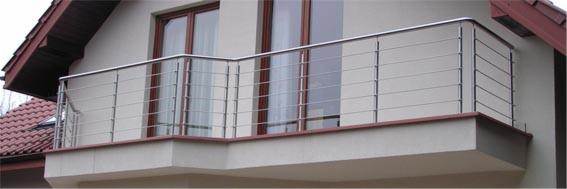 Nowoczesny balkon z metalową balustradą z poziomych rurek, widok z zewnątrz, brązowe ramy okienne, elewacja w odcieniach beżu.