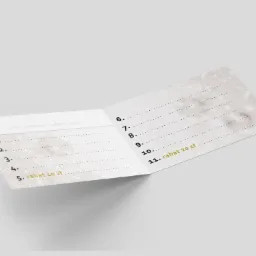 Rozłożona, dwustronna karta lojalnościowa z miejscem na imię i nazwisko oraz 11 pól do uzupełnienia, z rabatami 10 zł i 20 zł, na białym tle.