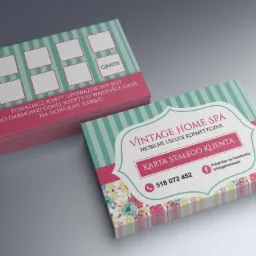 Stos wizytówek i kart lojalnościowych z motywem kwiatowym i paskami, oferujących darmowy zabieg po ośmiu wizytach w Vintage Home Spa, mobilnych usługach kosmetycznych.