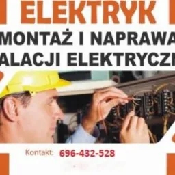 Mężczyzna w kasku łączy przewody w skrzynce elektrycznej, widoczny kontakt telefoniczny na pomarańczowym tle.