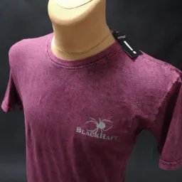 Burgundowa koszulka z krótkim rękawem na manekinie, z szarym logo pająka i napisem 'BLACKHAFT' umieszczonym w lewym dolnym rogu.