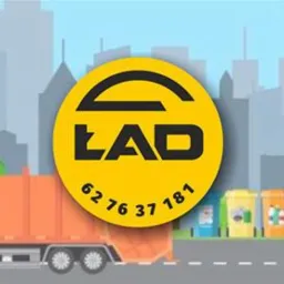 Ilustracja przedstawia pomarańczową śmieciarkę na tle miejskiego krajobrazu i kolorowych pojemników na odpady, z żółtym okrągłym logo 'ŁAD' z numerem telefonu na pierwszym planie.
