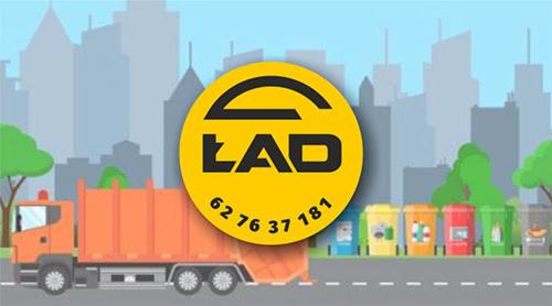 Ilustracja przedstawia pomarańczową śmieciarkę na tle miejskiego krajobrazu i kolorowych pojemników na odpady, z żółtym okrągłym logo 'ŁAD' z numerem telefonu na pierwszym planie.