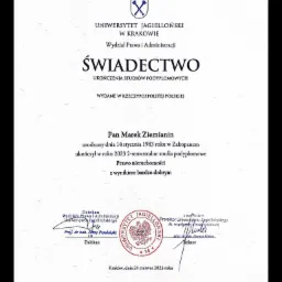 Skan świadectwa ukończenia studiów podyplomowych z prawa nieruchomości, wydanego przez Uniwersytet Jagielloński w Krakowie w 2023 roku, z podpisami dziekana i rektora.