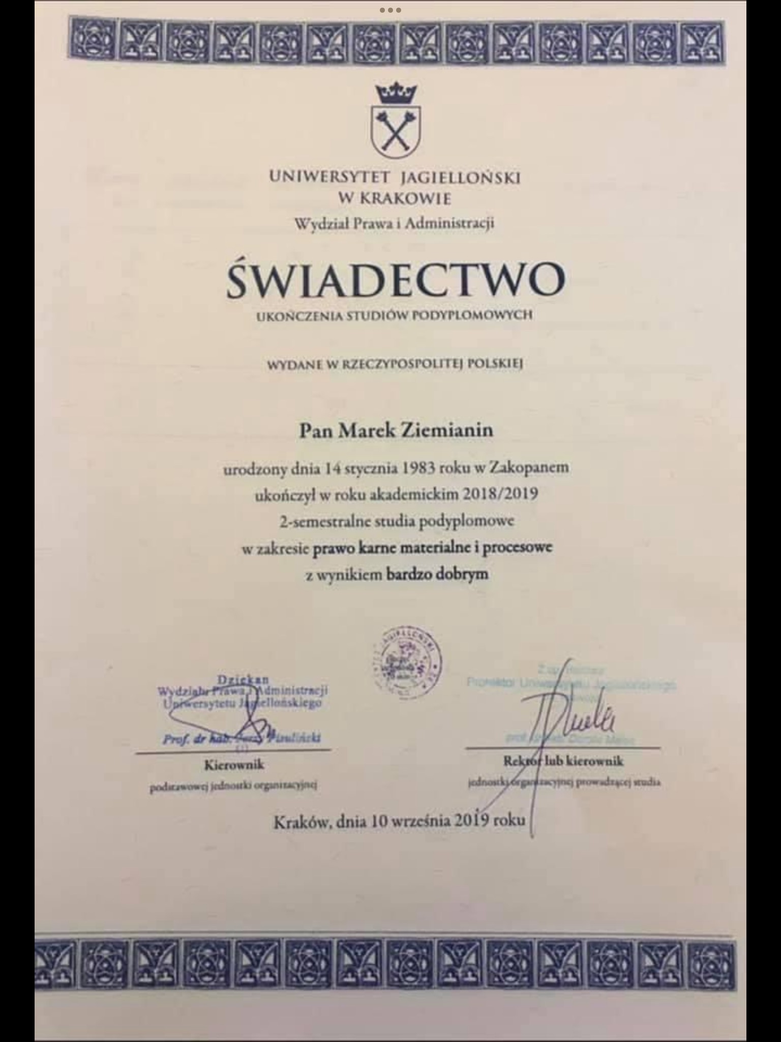 Skan świadectwa ukończenia studiów podyplomowych na Uniwersytecie Jagiellońskim w Krakowie, wydane w 2019 roku, z pieczęciami i podpisami dziekana i rektora.