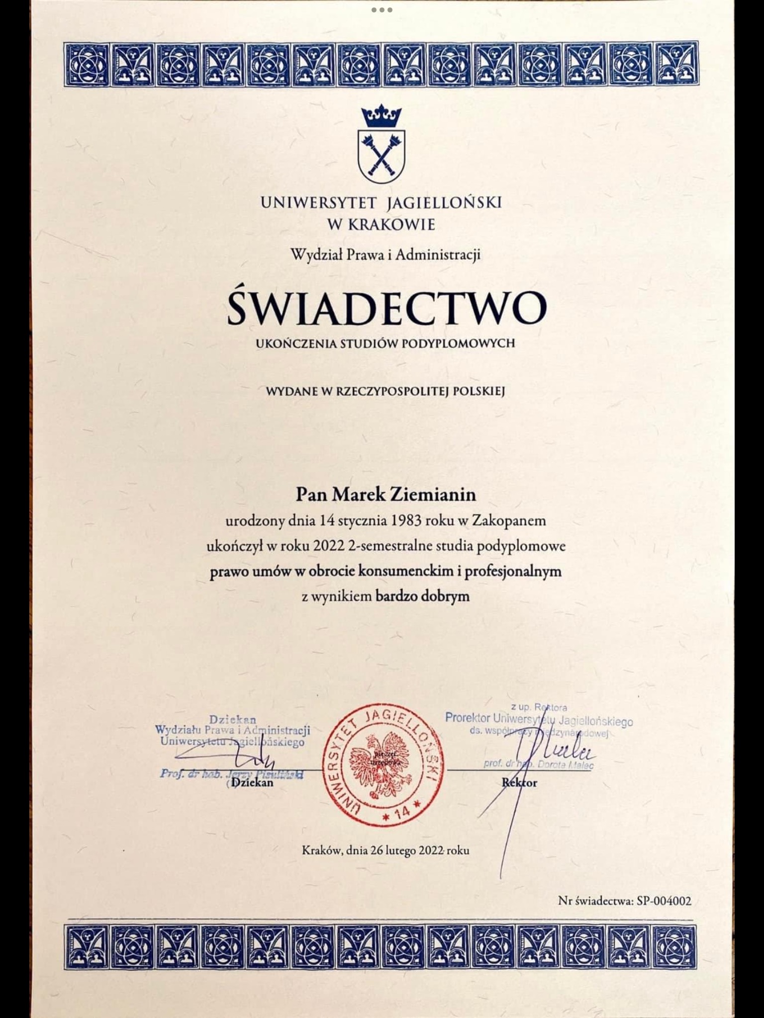 Skan świadectwa ukończenia studiów podyplomowych z Wydziału Prawa i Administracji Uniwersytetu Jagiellońskiego w Krakowie, wydanego w 2022 roku, z podpisami dziekana i rektora.