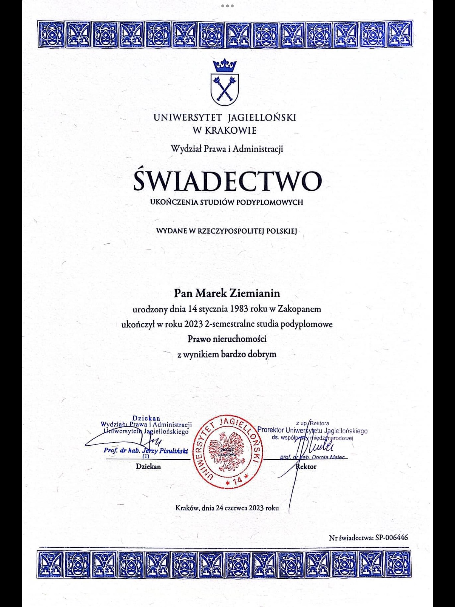 Skan świadectwa ukończenia studiów podyplomowych z prawa nieruchomości, wydanego przez Uniwersytet Jagielloński w Krakowie w 2023 roku, z podpisami dziekana i rektora.