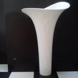 Palian Professional - Biała, wolnostojąca umywalka w kształcie kielicha na czarno-białej szachownicy płytek, z chromowaną armaturą na czarnym tle. Minimalistyczny design łazienki.