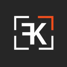 Abstrakcyjne logo z literami 'EK' w białych geometrycznych kształtach, otoczone częściowymi ramkami, z pomarańczowym akcentem w prawym górnym rogu, na ciemnoszarym tle.