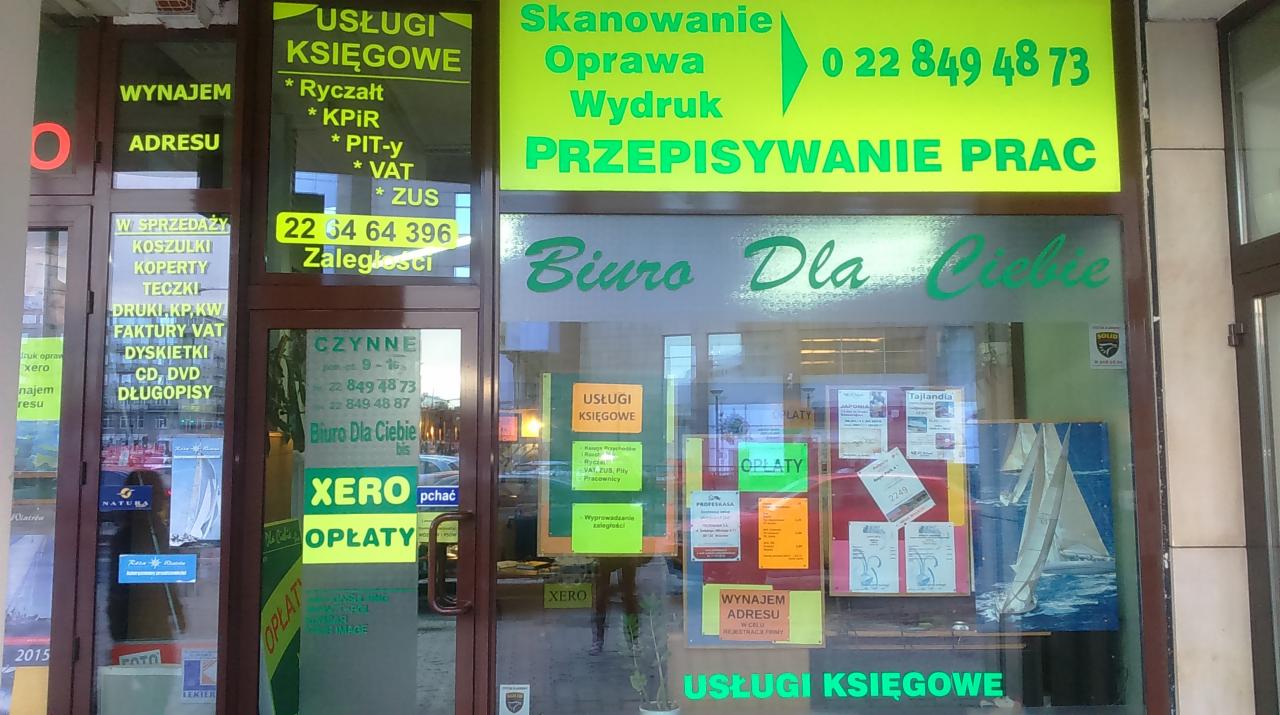 Fasada biura rachunkowego z ogłoszeniami o usługach: przepisywanie prac, skanowanie, oprawa dokumentów, wydruk, usługi księgowe, wynajem adresu, sprzedaż artykułów biurowych, ksero, opłaty.