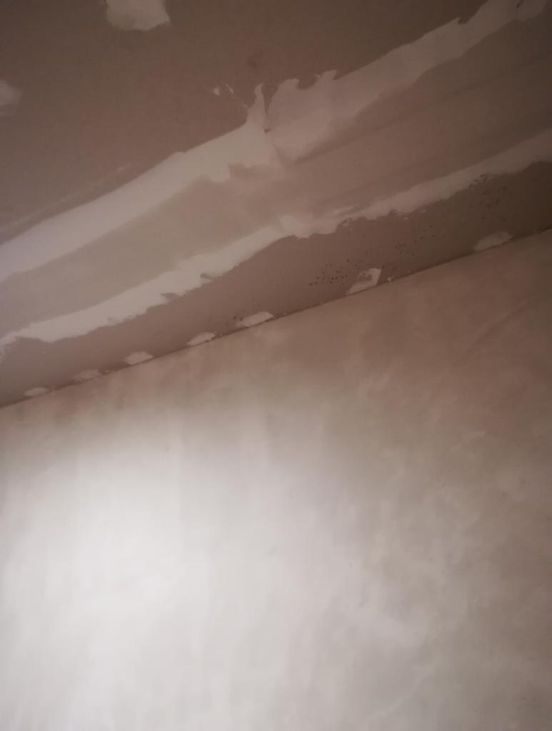 Przygotowanie sufitu i ścian do malowania: szpachlowanie łączeń płyt gipsowo-kartonowych oraz wygładzanie powierzchni tynkiem gipsowym.