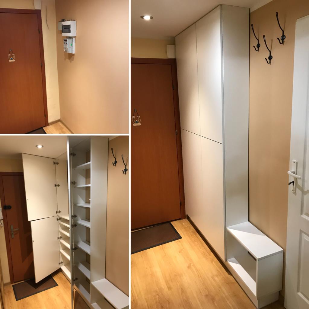 Biała szafa w zabudowie przedpokoju z siedziskiem, otwarte drzwi szafy ukazują półki, na ścianie wieszaki na ubrania, brązowe drzwi wejściowe w tle.