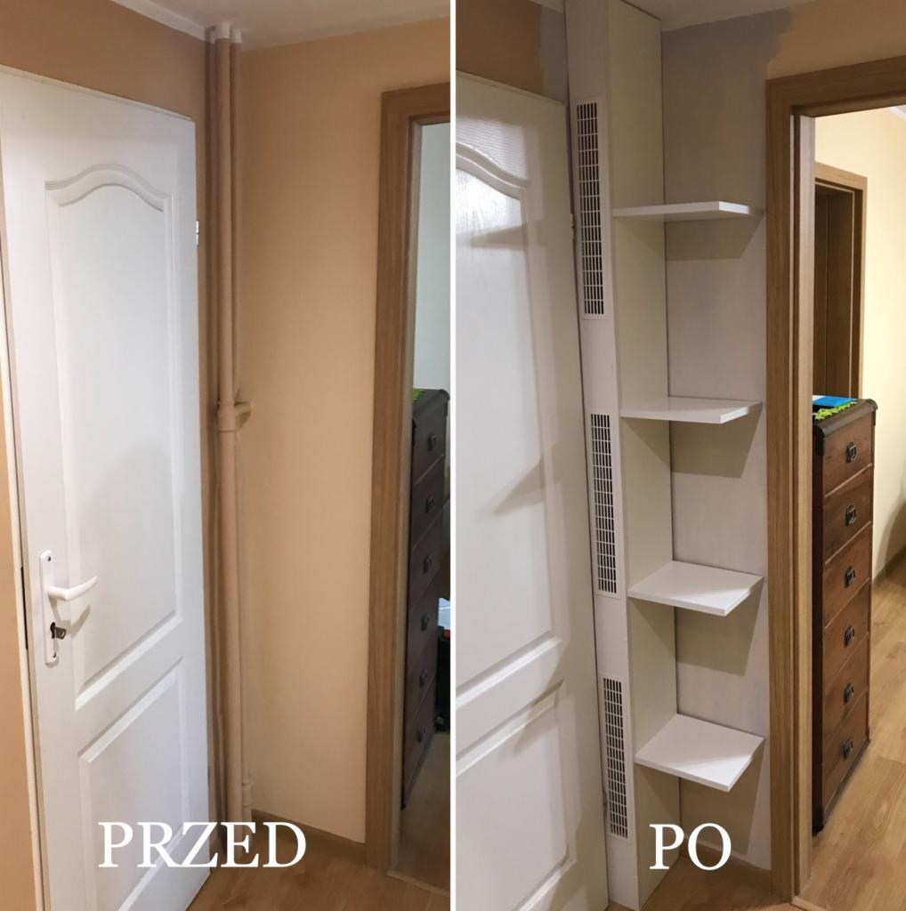 Zdjęcie typu 'przed i po' przedstawiające montaż białego regału narożnego z półkami, przylegającego do futryny drzwi, z widocznymi kratkami wentylacyjnymi w pionowej listwie.