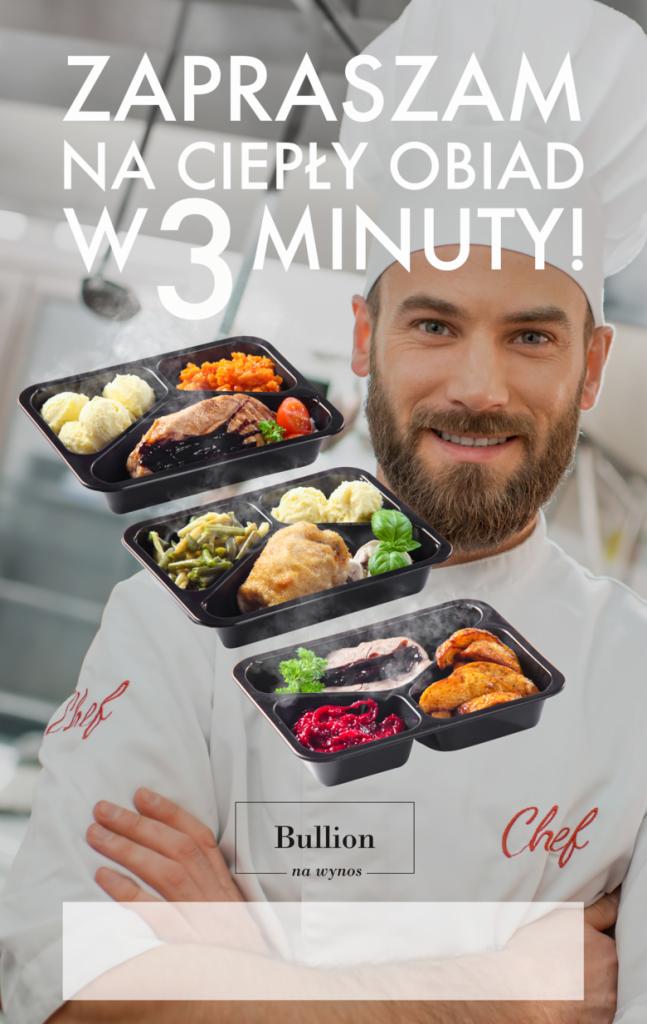 Uśmiechnięty kucharz w czapce prezentuje trzy czarne, plastikowe pojemniki z gotowymi daniami: pieczona ryba z puree i marchewką, kotlet panierowany z fasolką szparagową i puree, pieczeń z sosem...