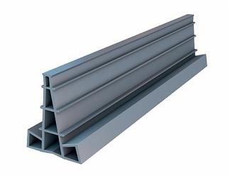 Profil progowy drzwi z tworzywa sztucznego o złożonej strukturze, widoczne kanały powietrzne i rowki uszczelniające, szary odcień, prezentacja produktu na białym tle.