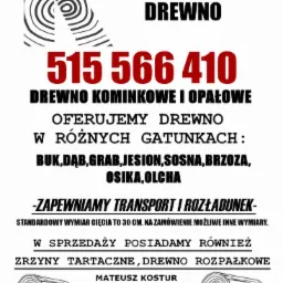 Ogłoszenie firmy Kostur Drewno z numerem telefonu, oferującej drewno różnych gatunków, transport i rozładunek, zrzyny tartaczne i drewno rozpałkowe, z adresem firmy i graficzną ilustracją pociętych...