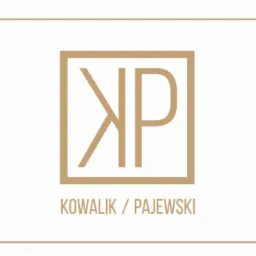 Eleganckie logo kancelarii prawnej Kowalik / Pajewski w kolorze złota, przedstawiające inicjały KP w geometrycznym kwadracie na białym tle.
