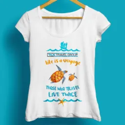 Biała damska koszulka z nadrukiem motywu podróżniczego: statek, żółwie morskie i napis 'Life is a Voyage', wisząca na wieszaku na tle turkusowej ściany.